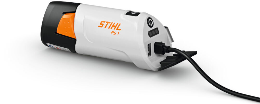 Na obrazie widoczny jest biały powerbank z pomarańczowym napisem \'STIHL PS 1\'. Urządzenie ma podłączony czarny kabel i posiada przyciski oraz porty na jednym z końców.