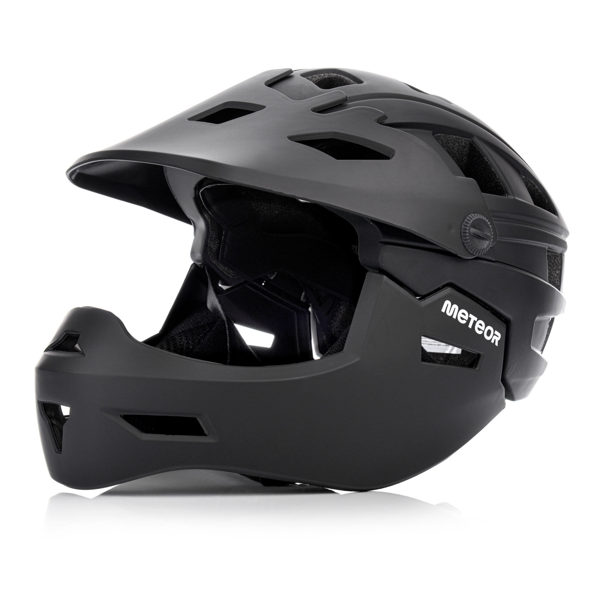 Czarny kask rowerowy full-face z widocznymi otworami wentylacyjnymi i napisem \'METEOR\' na boku. Kask ma solidną konstrukcję z osłoną na szczękę.