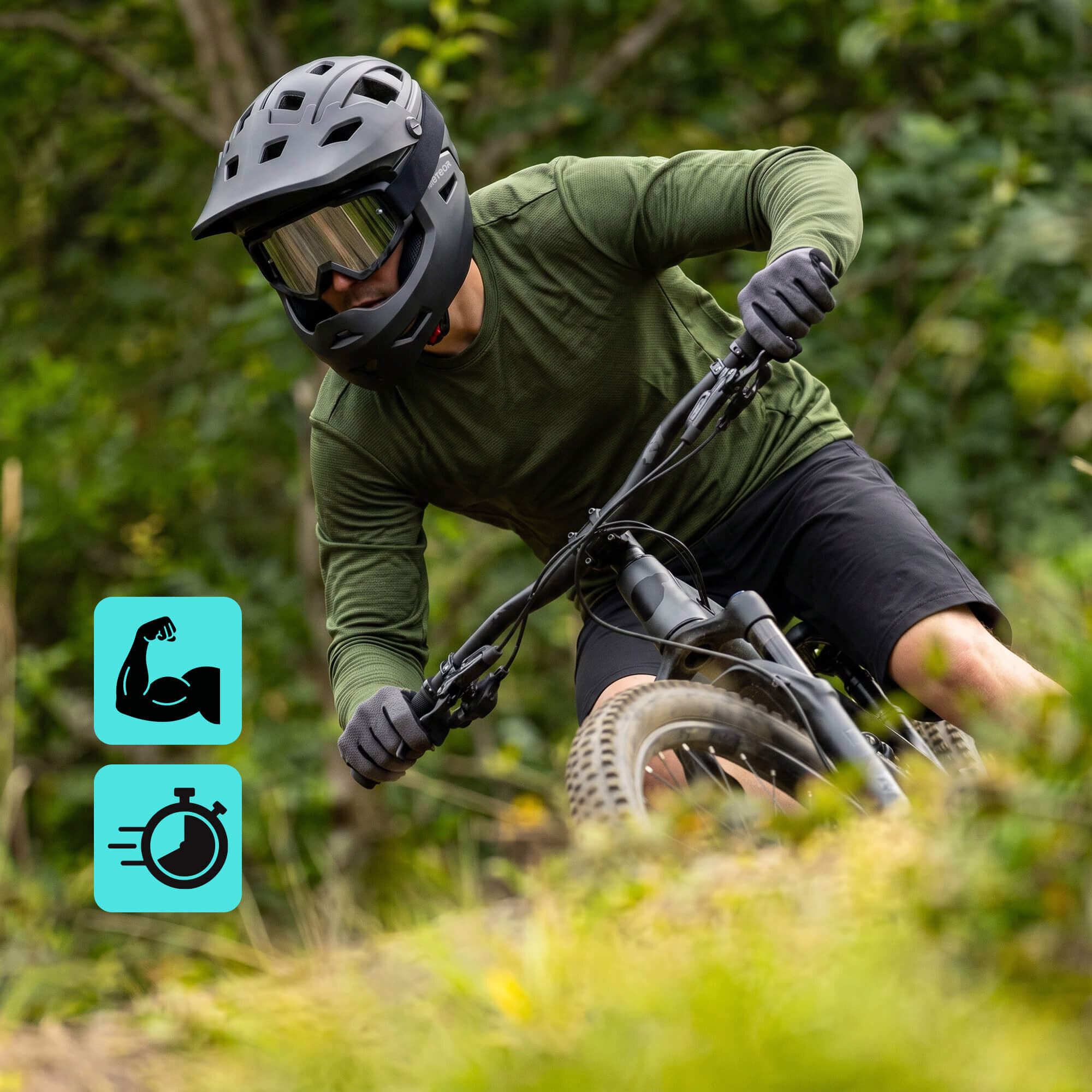 Osoba w czarnym kasku rowerowym full-face jedzie na rowerze górskim w terenie zalesionym. Obok widoczne są ikony: zgięte ramię z mięśniem oraz stoper z liniami sugerującymi szybkość.
