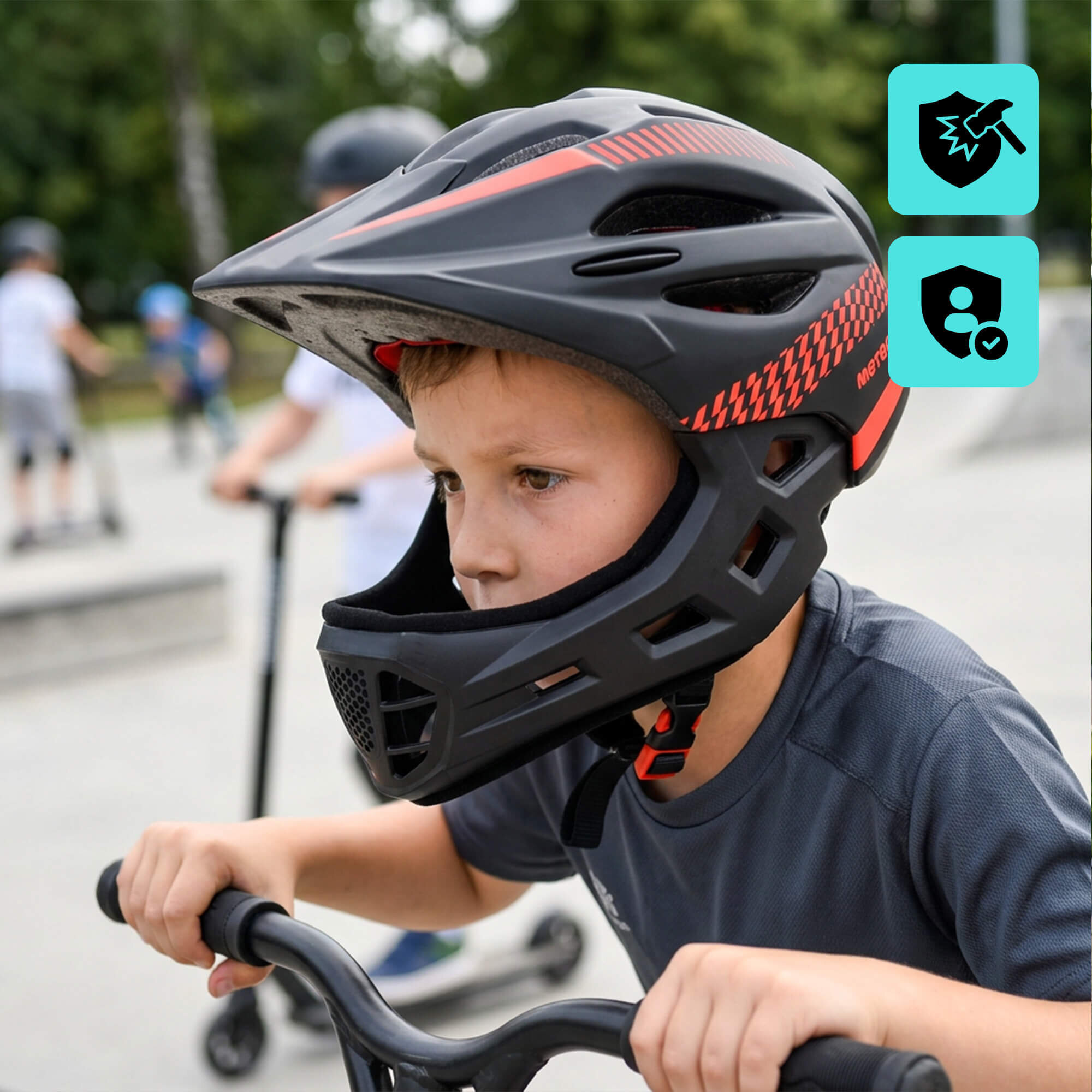 Dziecko w kasku rowerowym full-face w kolorach czarnym i czerwonym, trzyma kierownicę roweru. Obok widoczne są ikony przedstawiające ochronę i bezpieczeństwo.