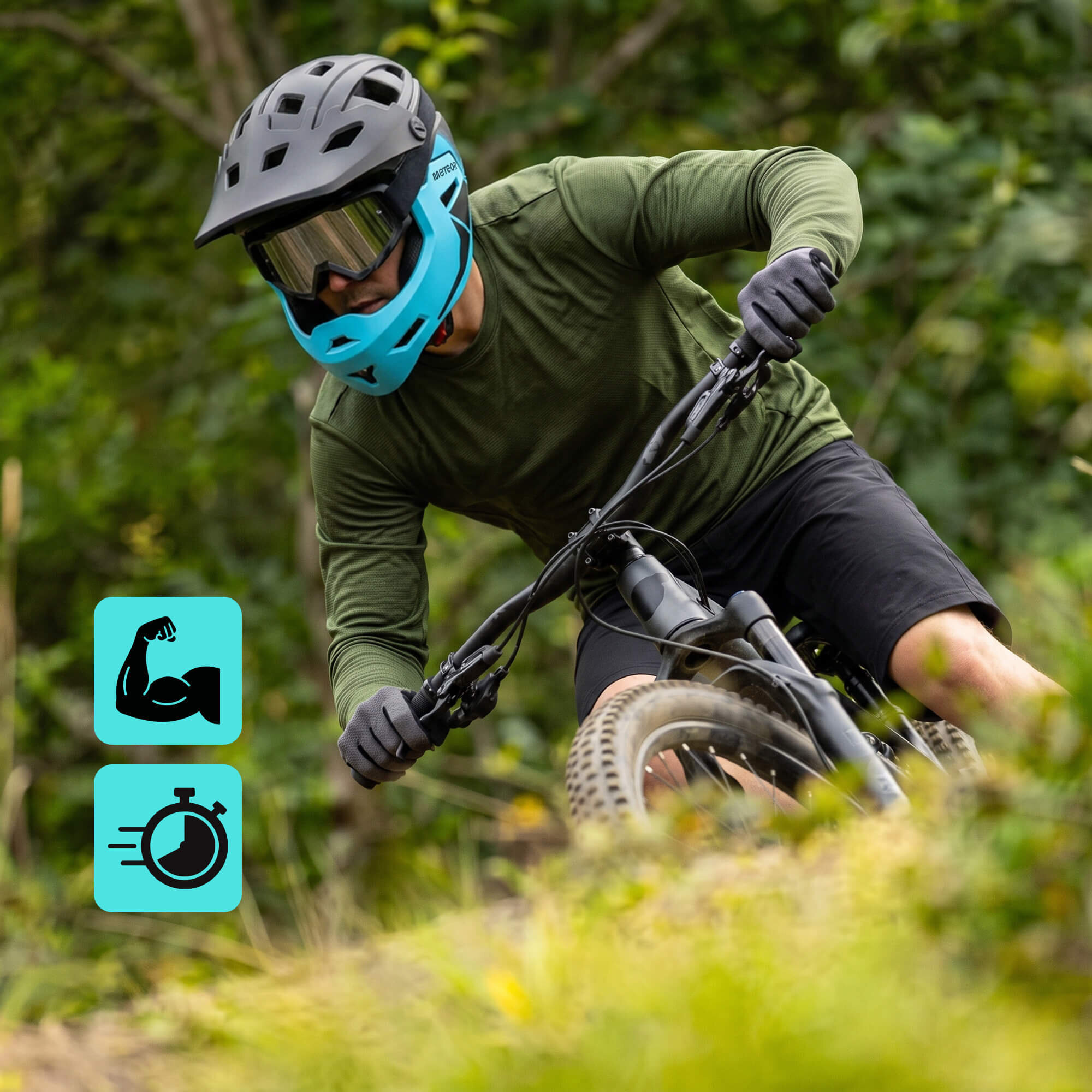 Osoba na rowerze górskim nosi czarno-niebieski kask full-face. Obok znajdują się ikony przedstawiające zgięte ramię i stoper.