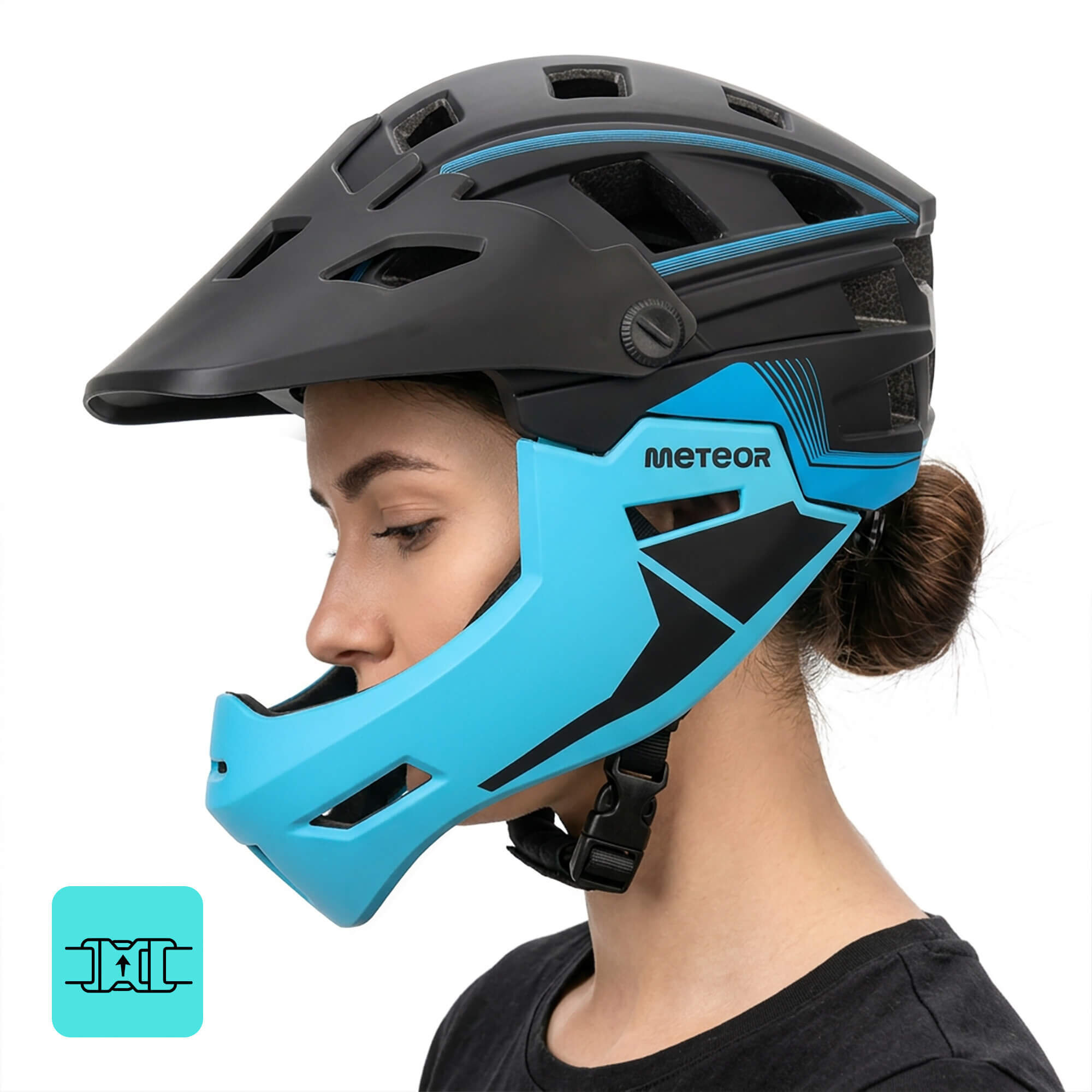 Osoba nosi czarno-niebieski kask rowerowy full-face z widocznym logo \'METEOR\'. Kask ma otwory wentylacyjne i regulację z tyłu.