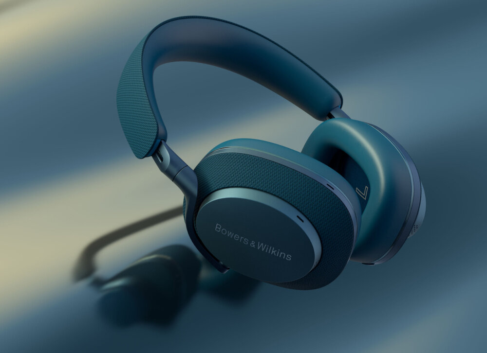 Niebieskie słuchawki nauszne z widocznym logo \'Bowers & Wilkins\' na nauszniku, umieszczone na gładkiej powierzchni.