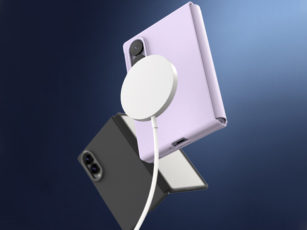 Na obrazie widoczne są dwa etui na telefon, jedno w kolorze lawendowym, drugie czarne, z zamontowanym okrągłym, białym akcesorium z kablem. Tło jest jednolite, w odcieniach niebieskiego.