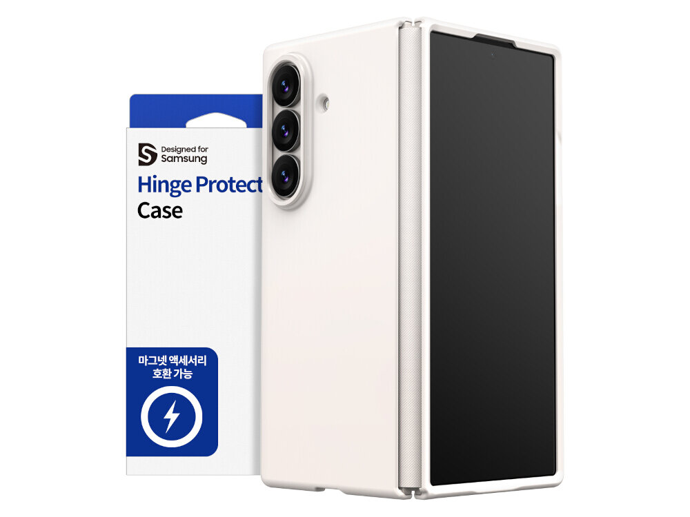 Na obrazie widoczne jest kremowe etui na telefon z trzema obiektywami aparatu oraz opakowanie z napisem \'Designed for Samsung Hinge Protect Case\'.