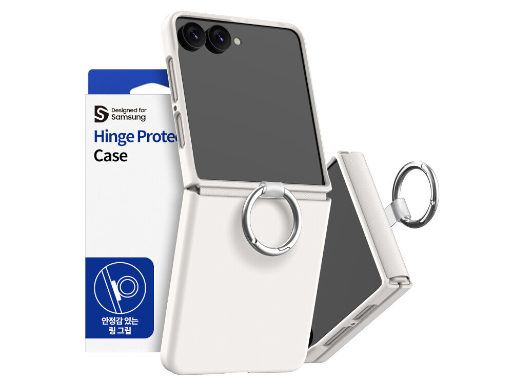 Na obrazie widoczne jest kremowe etui z metalowym pierścieniem, przeznaczone do telefonu z klapką. W tle znajduje się opakowanie z napisem \'Designed for Samsung Hinge Protection Case\'.