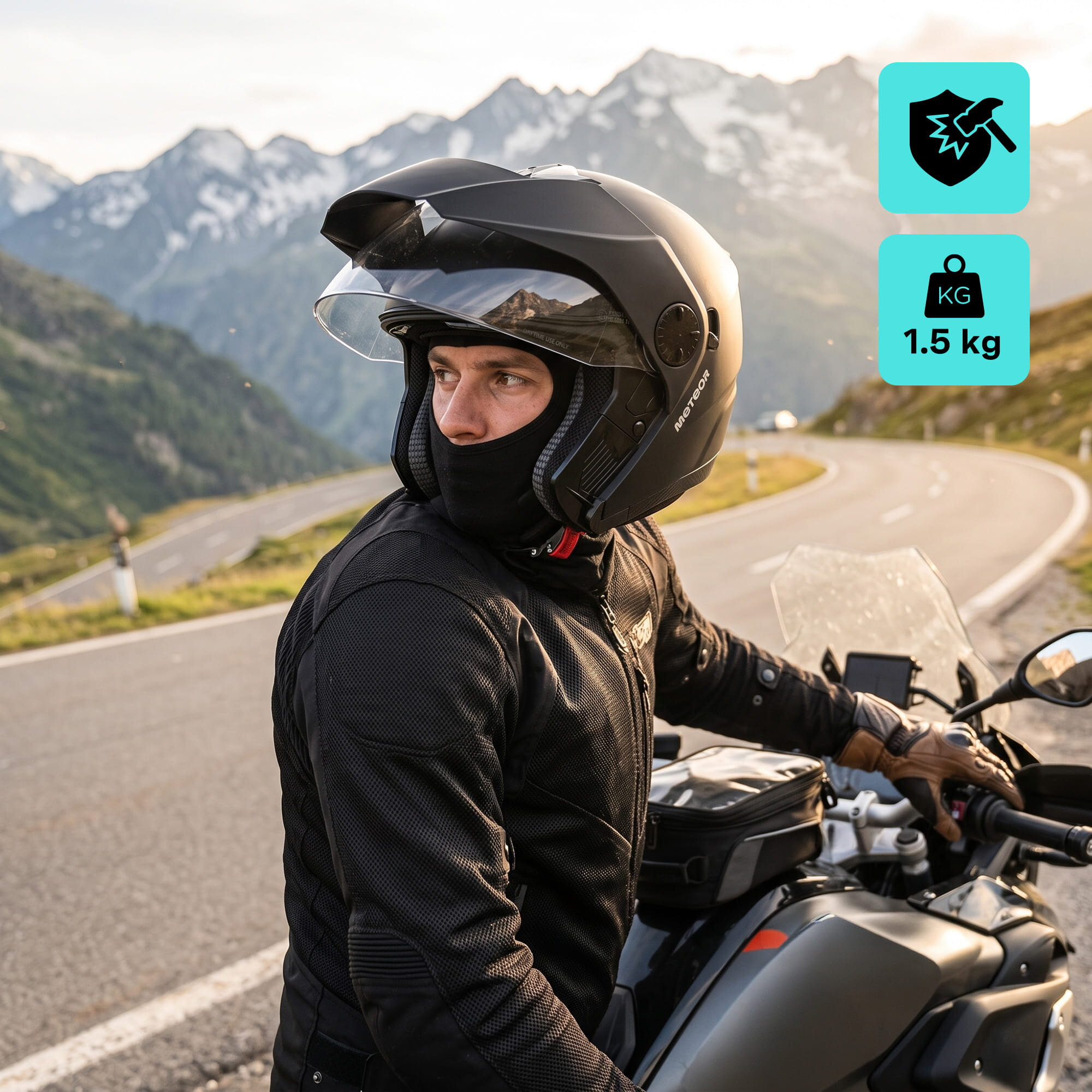 Osoba w czarnym kasku motocyklowym siedzi na motocyklu na tle górskiego krajobrazu. Obok widoczne są ikony z symbolem ochrony i wagą 1.5 kg.