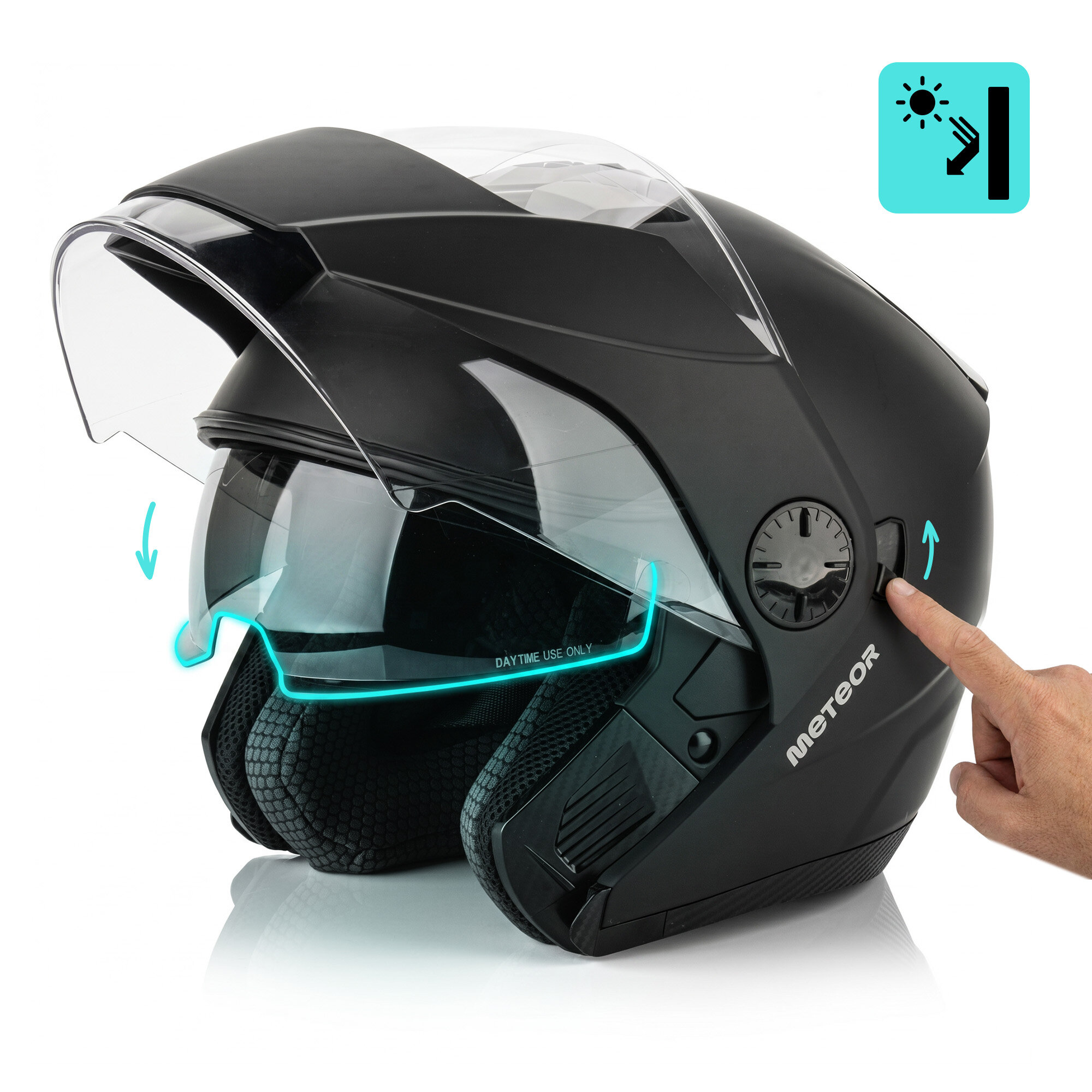 Czarny kask motocyklowy z podnoszoną szybą i napisem \'METEOR\' na boku. Na szybce widoczny jest tekst \'DAYTIME USE ONLY\'.