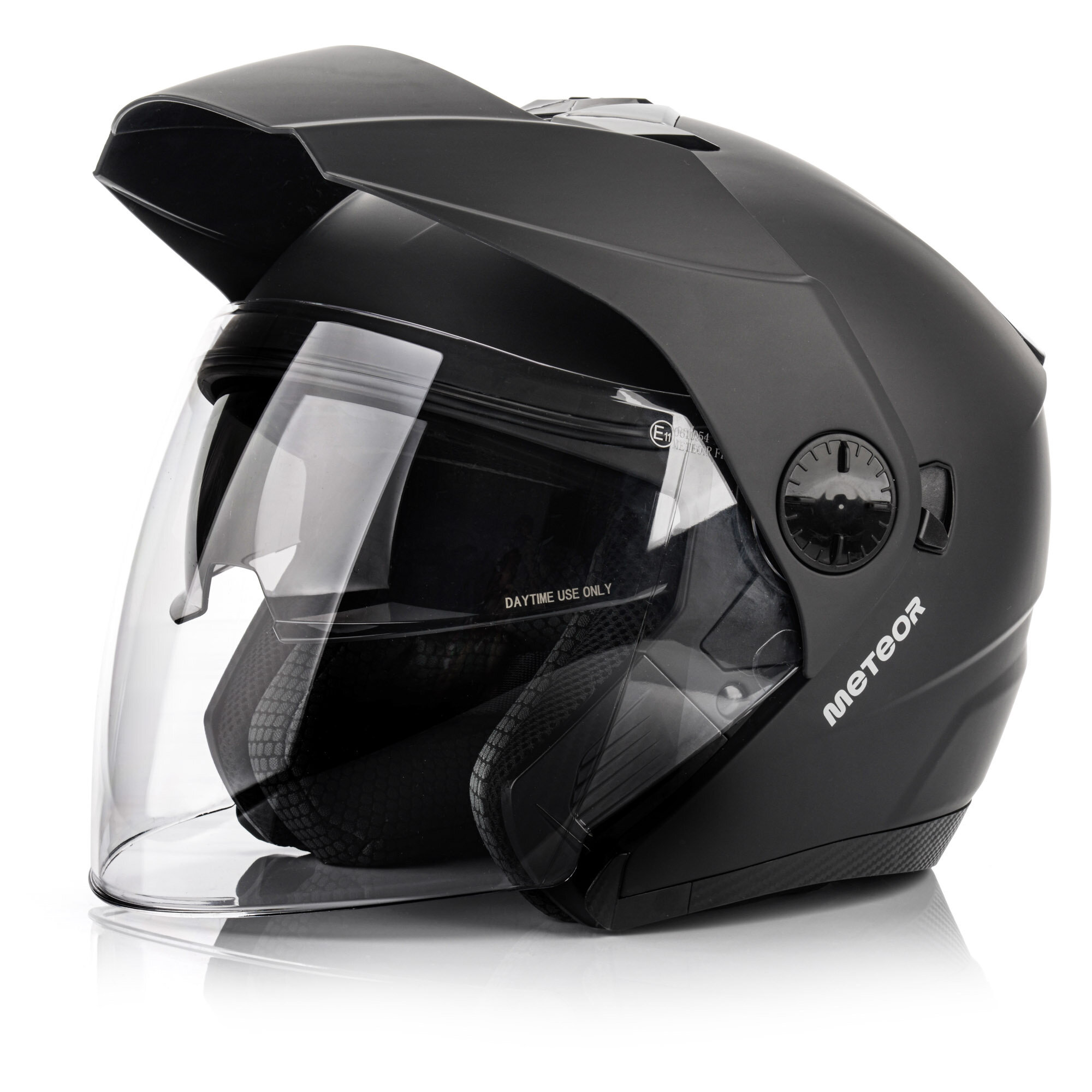 Czarny kask motocyklowy z przezroczystą szybką i napisem \'METEOR\' na boku. Na szybce widoczny jest napis \'DAYTIME USE ONLY\'.