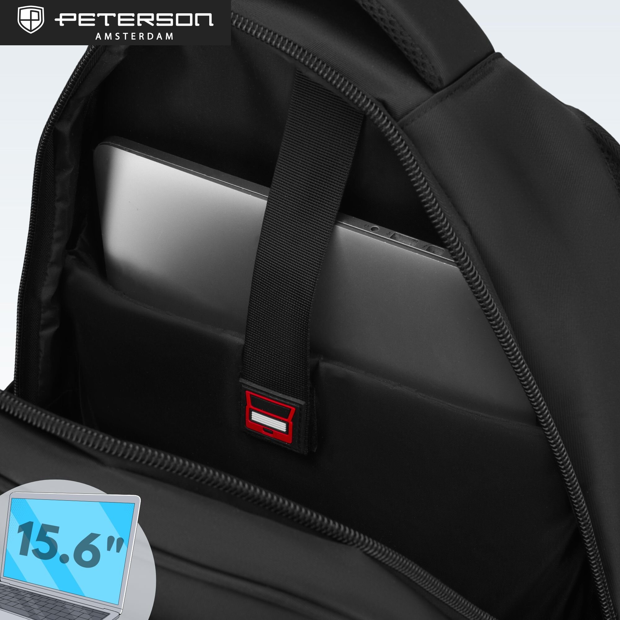 Czarny plecak z otwartą komorą, w której znajduje się laptop zabezpieczony paskiem z czerwonym akcentem. W lewym górnym rogu widoczne jest logo \'PETERSON AMSTERDAM\', a w dolnym lewym rogu ikona laptopa z napisem \'15.6\