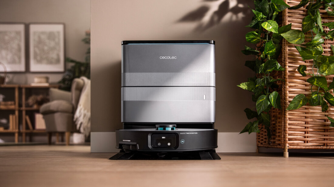 Robot sprzątający CECOTEC Conga X100 zdjęcie lifestyle Stacja 4 w 1 robot wraca do stacji automatycznie opróżnia zbiornik, ładuje urządzenie zajmuje się myciem i dezynfekcją mopów