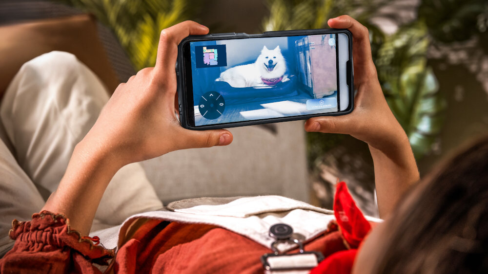 Robot sprzątający CECOTEC Conga X100 zdjęcie lifestyle Zdalna kontrola sprzątania Aplikacja mobilna Menedżer wideo w czasie rzeczywistym