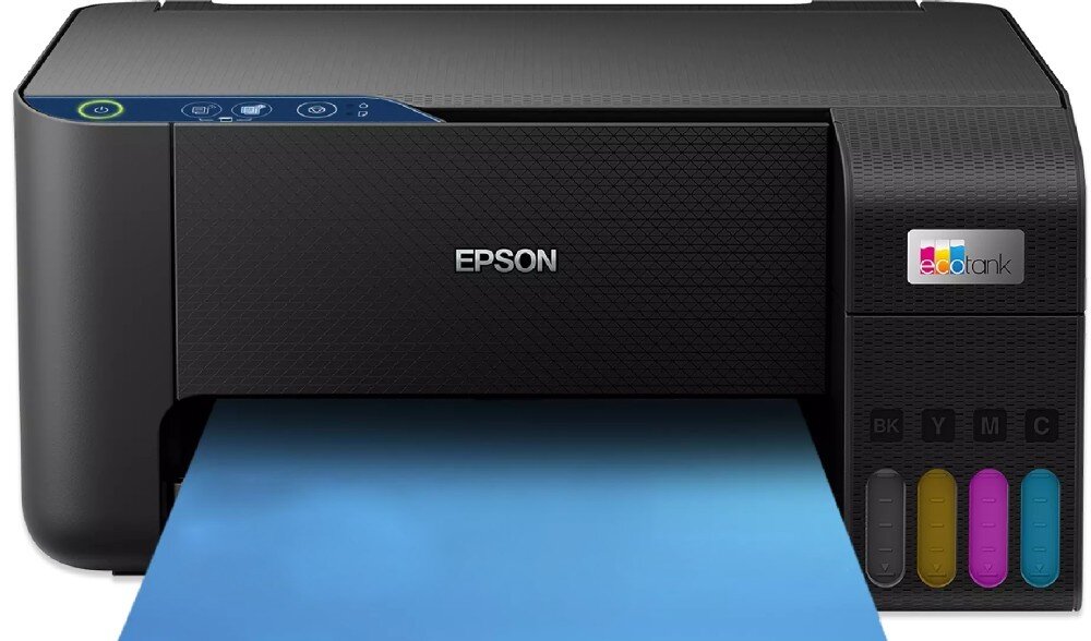 Urządzenie wielofunkcyjne z widocznym logo Epson na przodzie oraz kolorowymi wskaźnikami tuszu po prawej stronie. Z urządzenia wysuwa się niebieska kartka papieru.
