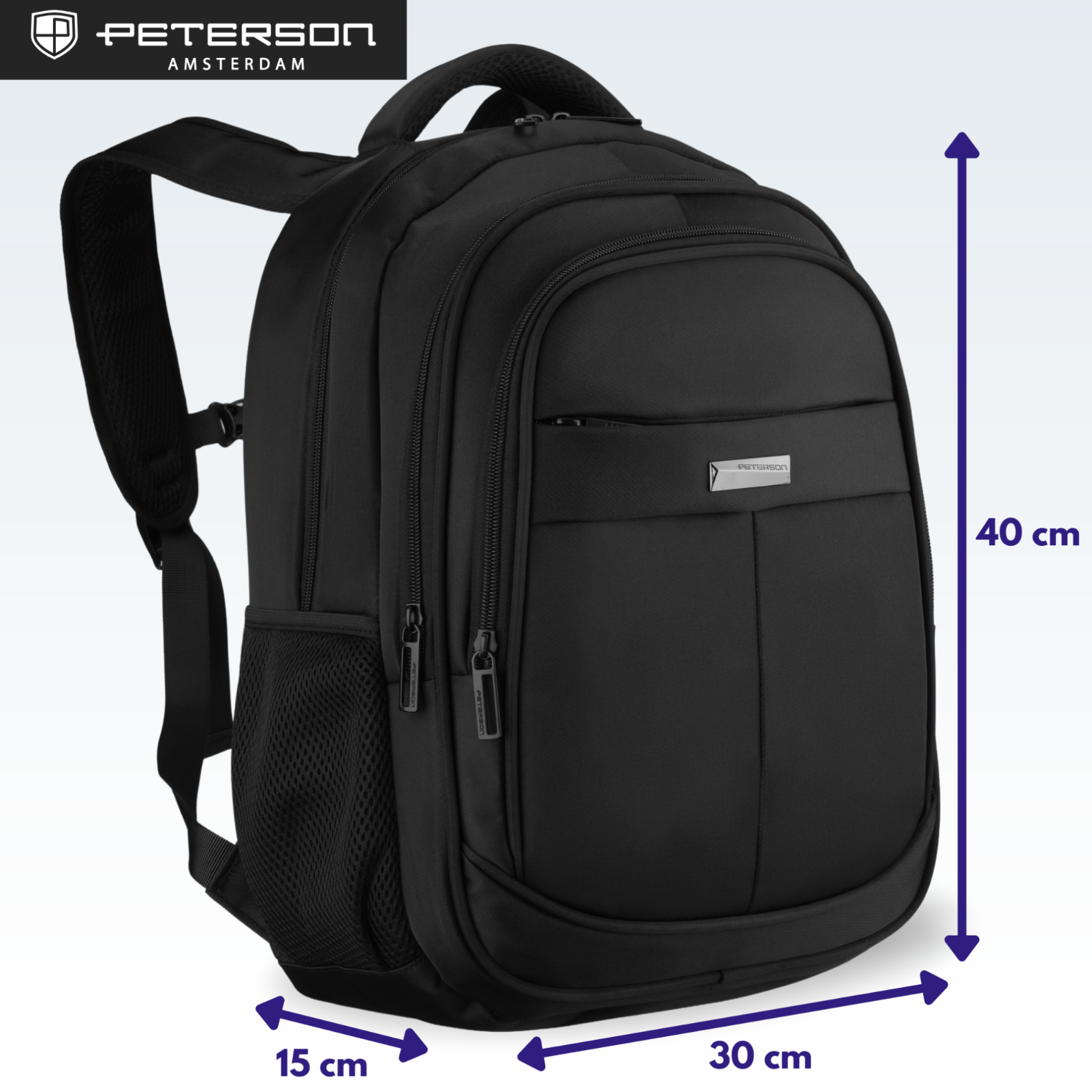 Czarny plecak z kilkoma zamkami błyskawicznymi i siatkową kieszenią boczną, oznaczony logo \'Peterson Amsterdam\'. Wymiary plecaka to 40 cm wysokości, 30 cm szerokości i 15 cm głębokości.