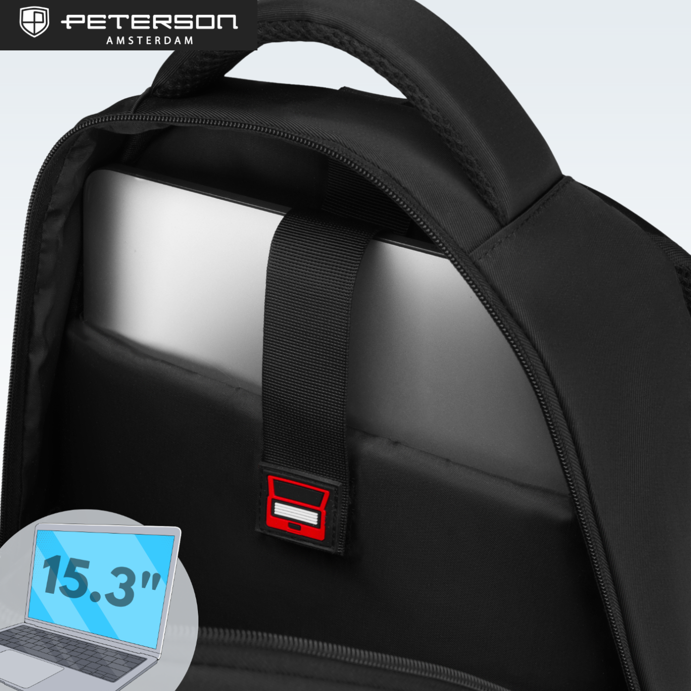 Czarny plecak z otwartą komorą, w której znajduje się laptop. Widoczne logo \'Peterson Amsterdam\' oraz ikona laptopa z napisem \'15.3\
