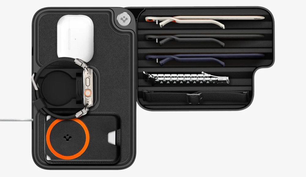 Na obrazie widoczny jest organizer na akcesoria do Apple Watch, w kolorze czarnym, z miejscem na zegarek, ładowarkę i paski. W górnym rogu znajduje się logo producenta.