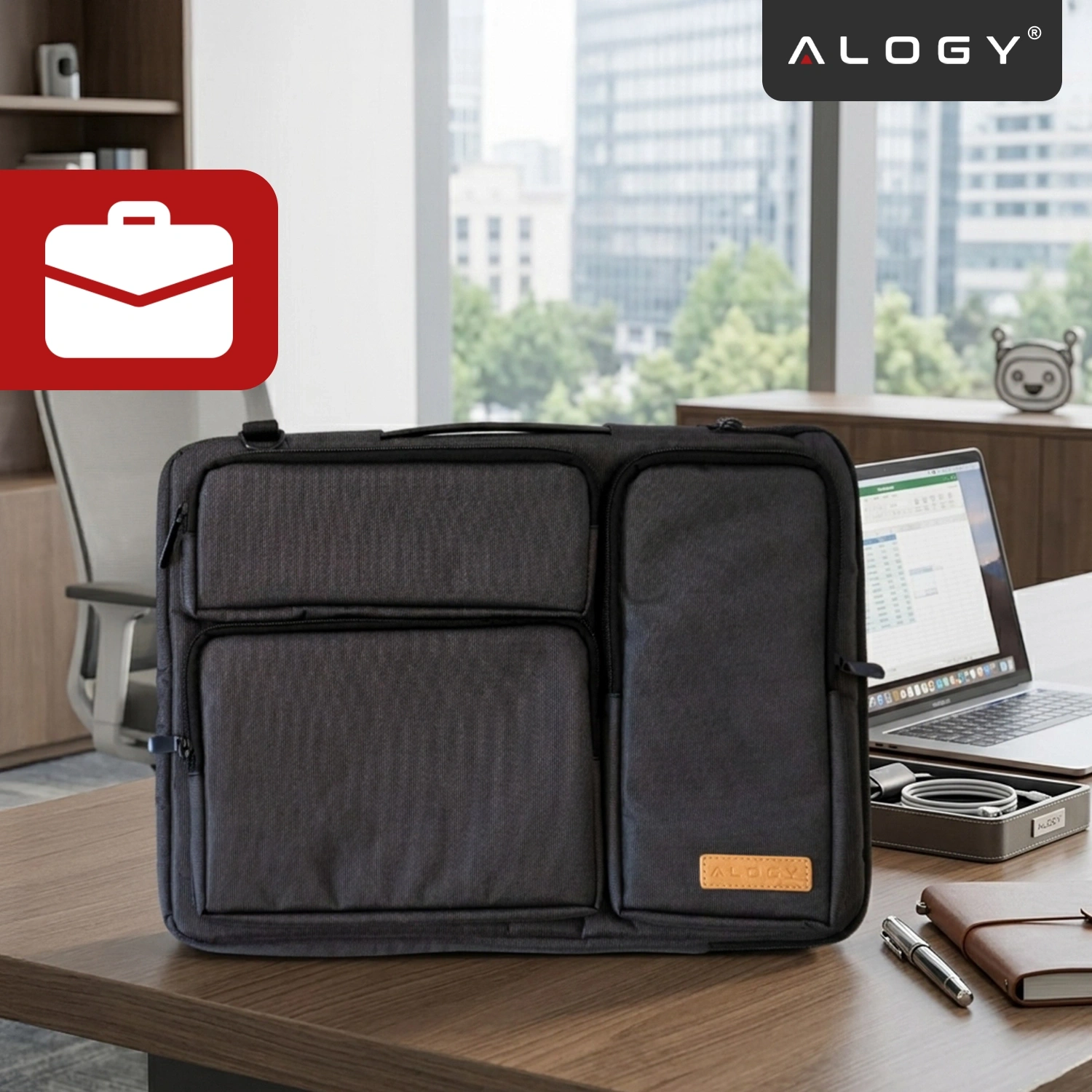 Czarna torba na laptopa z kilkoma kieszeniami, umieszczona na biurku w nowoczesnym biurze. W tle widoczny jest laptop z otwartym arkuszem kalkulacyjnym oraz logo \'ALOGY\' w prawym górnym rogu obrazu.