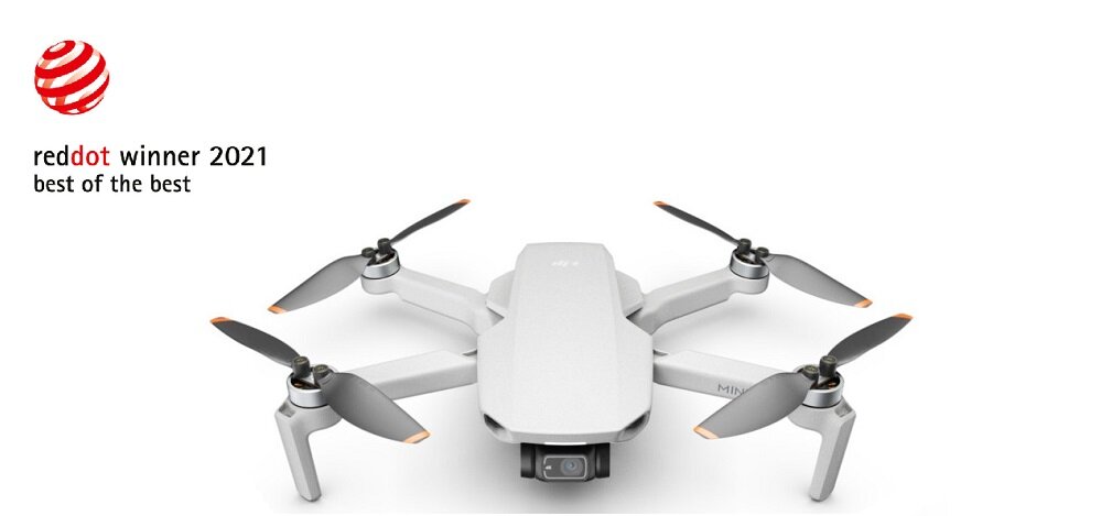Na obrazie widoczny jest dron z czterema śmigłami, w kolorze szarym. Obok znajduje się tekst: \'reddot winner 2021 best of the best\'.