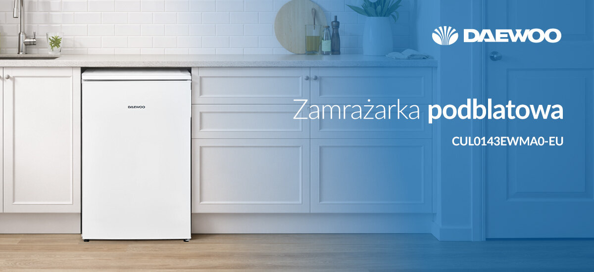 Biała zamrażarka podblatowa marki DAEWOO stoi w kuchni z białymi szafkami i drewnianą podłogą. Na obrazie widoczny jest tekst: \'Zamrażarka podblatowa CUL0143EWMA0-EU\'.