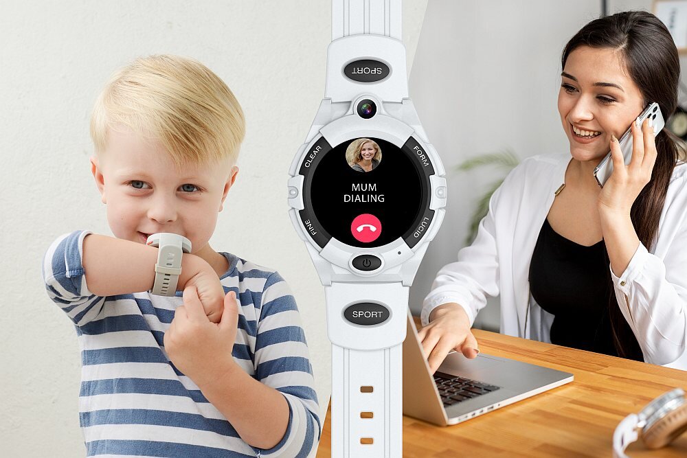 Na obrazie widoczny jest biały smartwatch z wyświetlaczem pokazującym napis \'MUM DIALING\'. Obok znajduje się dziecko trzymające smartwatch oraz osoba dorosła rozmawiająca przez telefon.