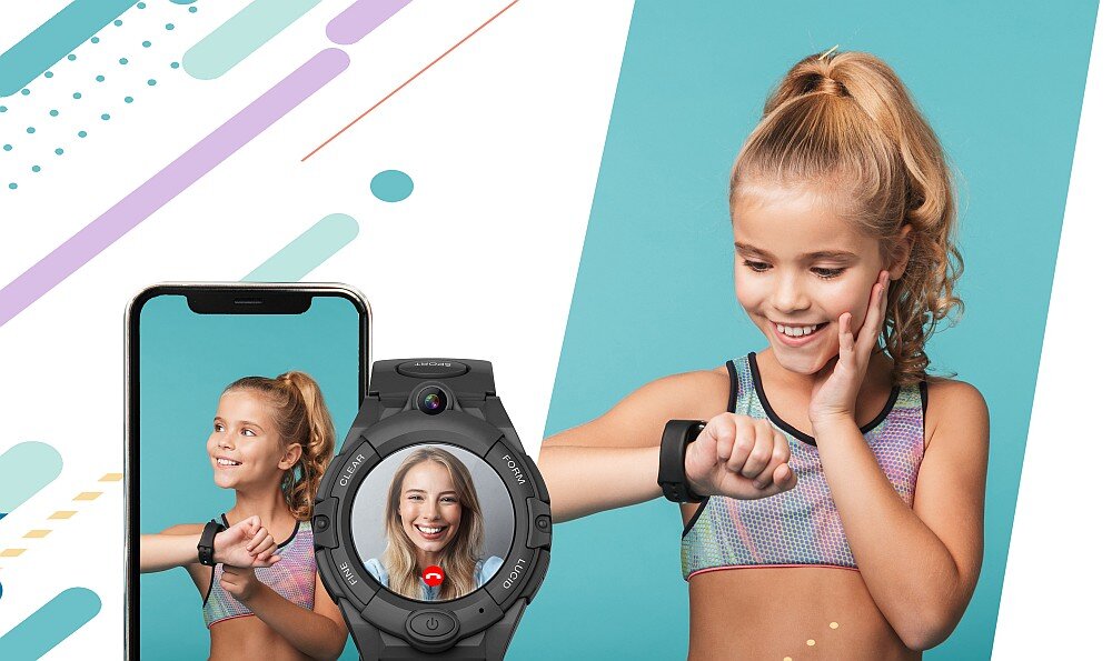 Dziewczynka w sportowym stroju patrzy na smartwatch na swoim nadgarstku. Obok niej znajduje się telefon z jej zdjęciem oraz duży zegarek z wyświetlaczem pokazującym twarz kobiety.
