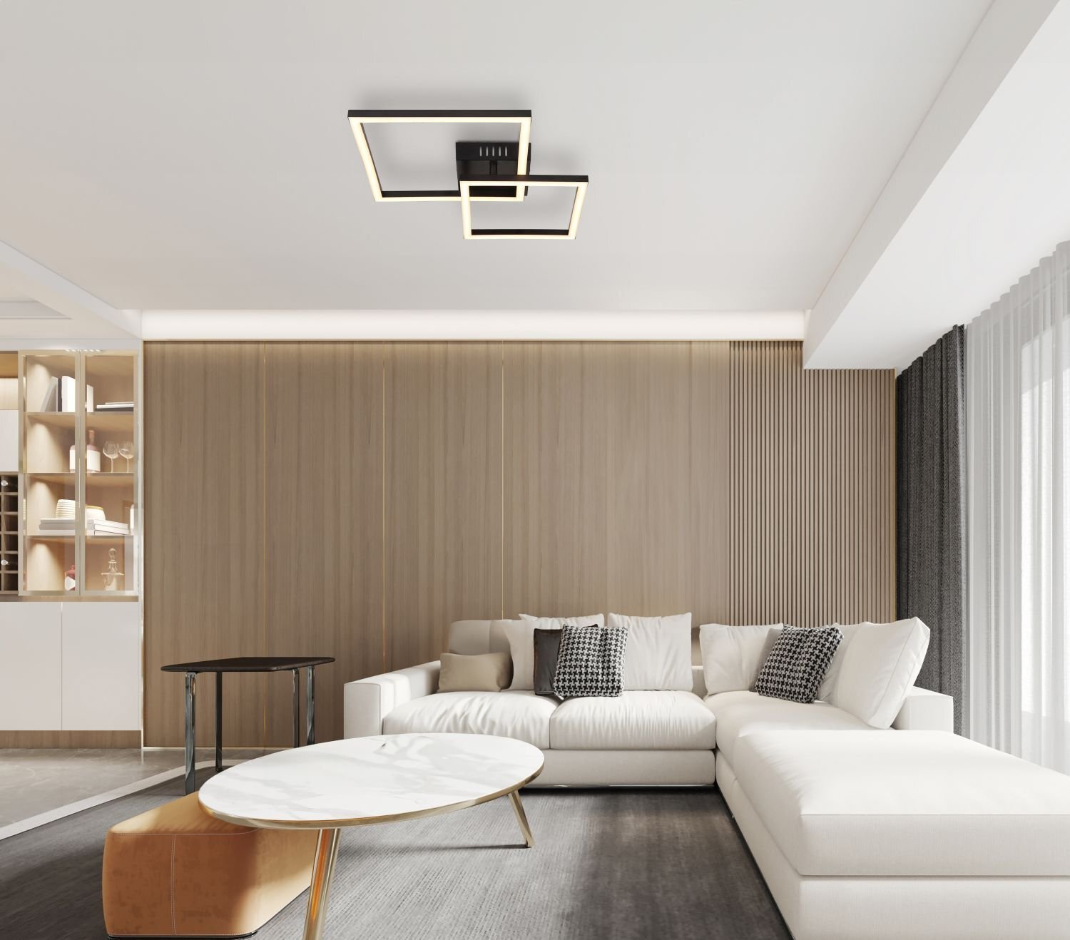 Nowoczesne wnętrze salonu z białą sofą narożną, stolikiem kawowym i dekoracyjnymi poduszkami. Na suficie zamontowana jest geometryczna lampa LED w kształcie dwóch kwadratów.
