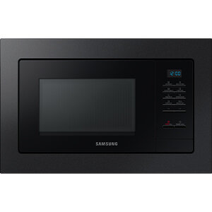 Czarna kuchenka mikrofalowa z panelem dotykowym po prawej stronie i wyświetlaczem pokazującym godzinę 12:00. Na froncie widoczne jest logo \'SAMSUNG\'.