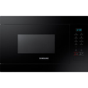 Czarna kuchenka mikrofalowa z panelem dotykowym i wyświetlaczem pokazującym godzinę 12:00. Na panelu widoczne są przyciski funkcyjne oraz logo \'SAMSUNG\'.