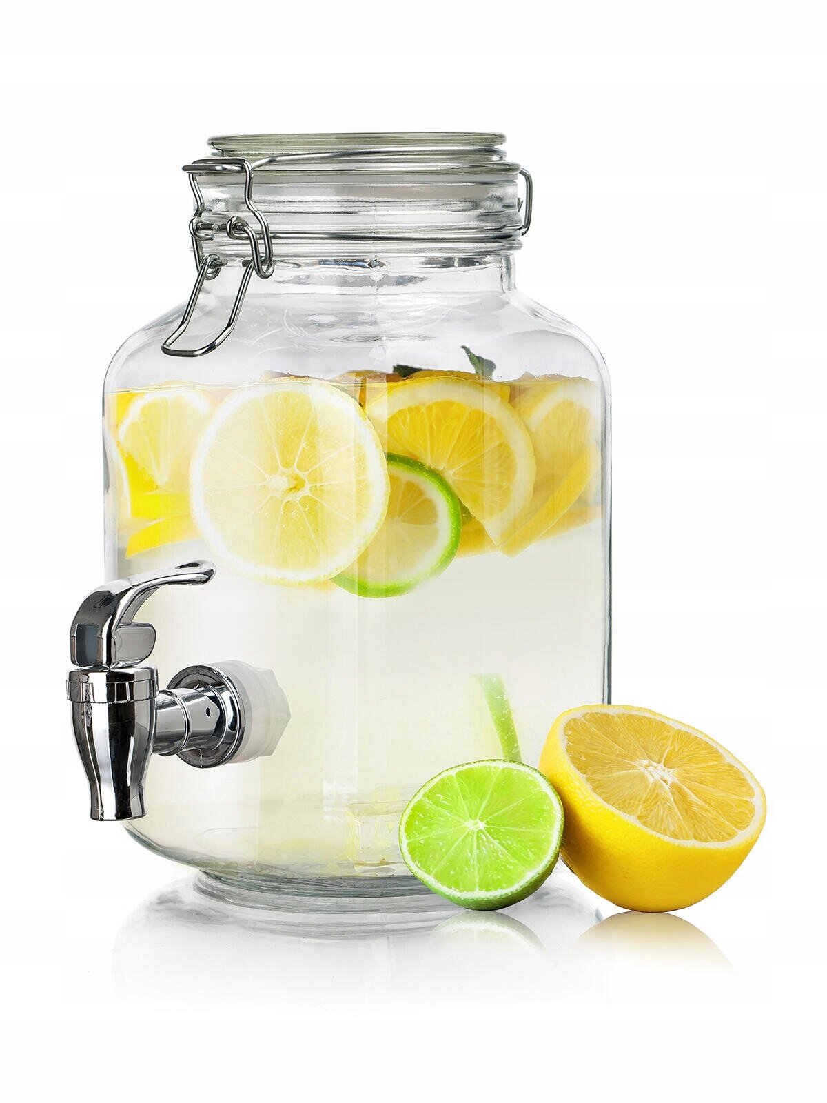 Szklany słoik z klipsem i kranikiem, wypełniony napojem z plasterkami cytryny i limonki. Obok słoika leżą połówki cytryny i limonki.