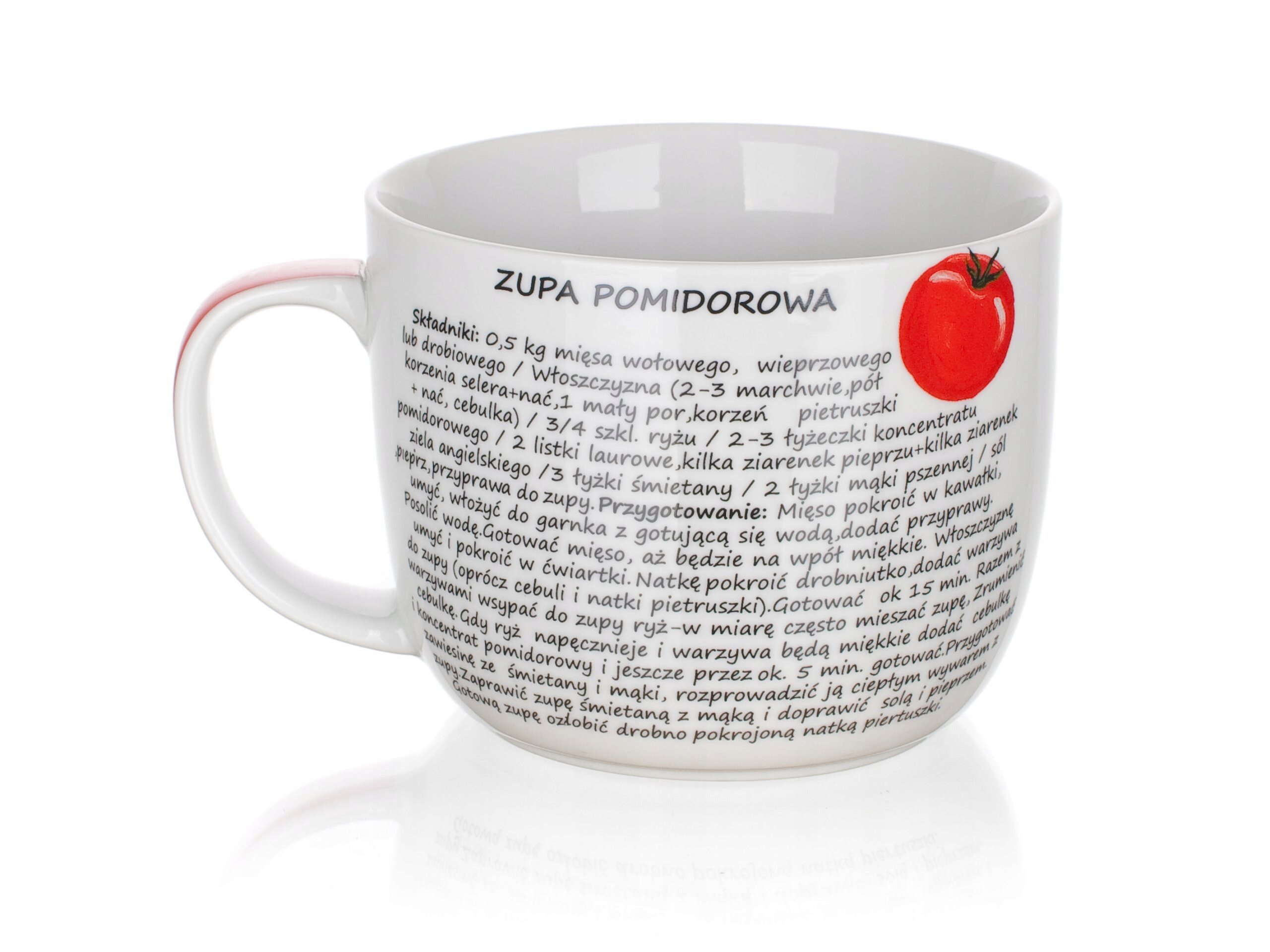 Biały kubek z nadrukiem przepisu na zupę pomidorową oraz ilustracją pomidora. Tekst zawiera składniki i instrukcje przygotowania zupy pomidorowej.