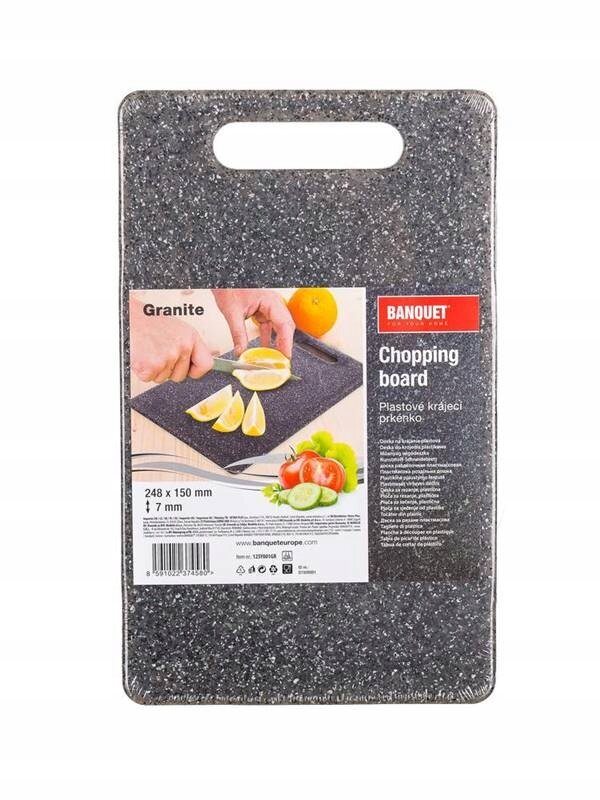 Plastikowa deska do krojenia o wyglądzie granitu z uchwytem, na której znajduje się etykieta z napisem \'BANQUET Chopping board\'. Na etykiecie widoczny jest obrazek z krojonymi cytrynami oraz warzywami, a także wymiary 248 x 150 mm i grubość 7 mm.
