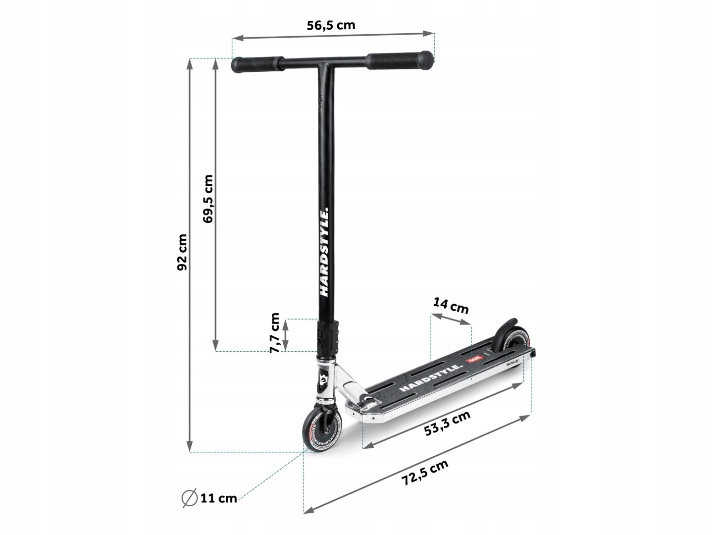 Hulajnoga wyczynowa w kolorze srebrno-czarnym z widocznymi wymiarami: wysokość 92 cm, szerokość kierownicy 56,5 cm, długość podestu 53,3 cm. Na kierownicy widoczny jest napis \'HARDSTYLE\'.