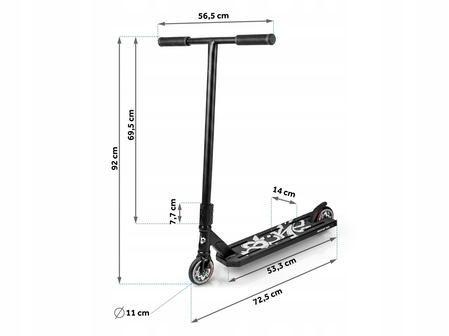 Czarna hulajnoga wyczynowa z widocznymi wymiarami: wysokość 92 cm, szerokość kierownicy 56,5 cm, długość podestu 53,3 cm, średnica kół 11 cm. Na podeście widoczny jest biały wzór.