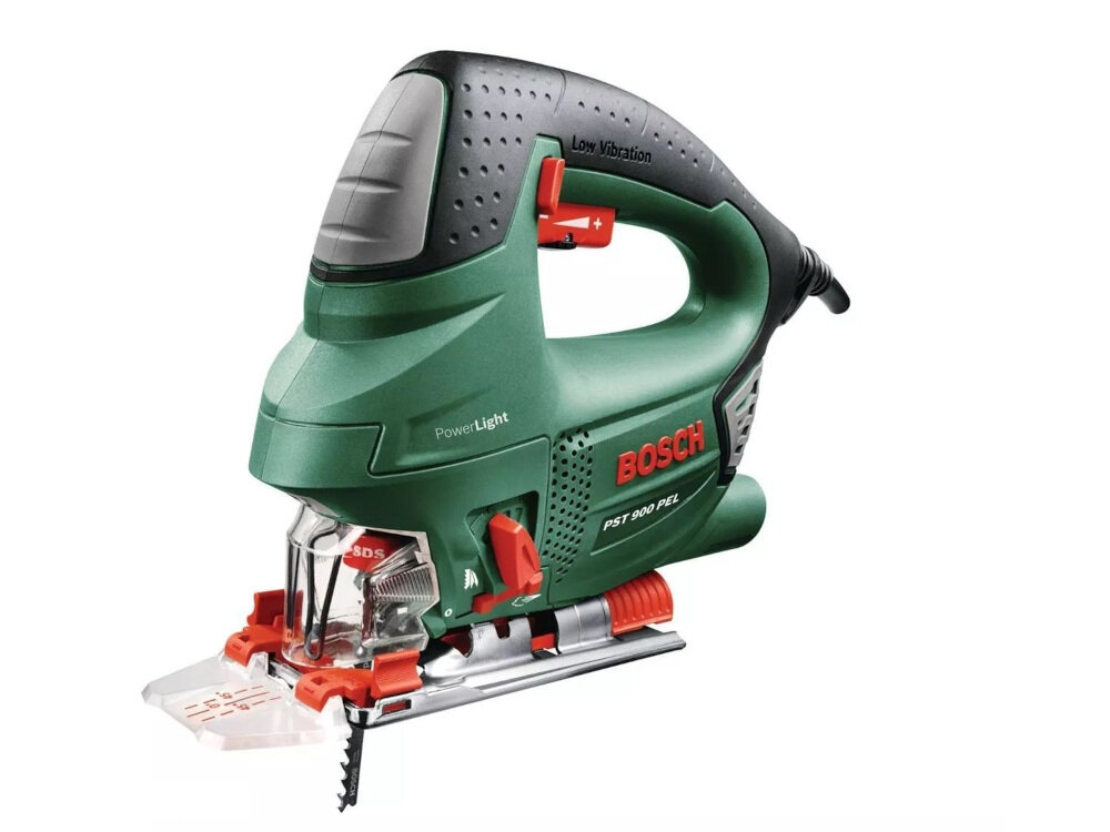 Zielona wyrzynarka z czerwonymi i czarnymi elementami, z widocznymi napisami: \'PowerLight\', \'Low Vibration\', \'BOSCH\', \'PST 900 PEL\'.