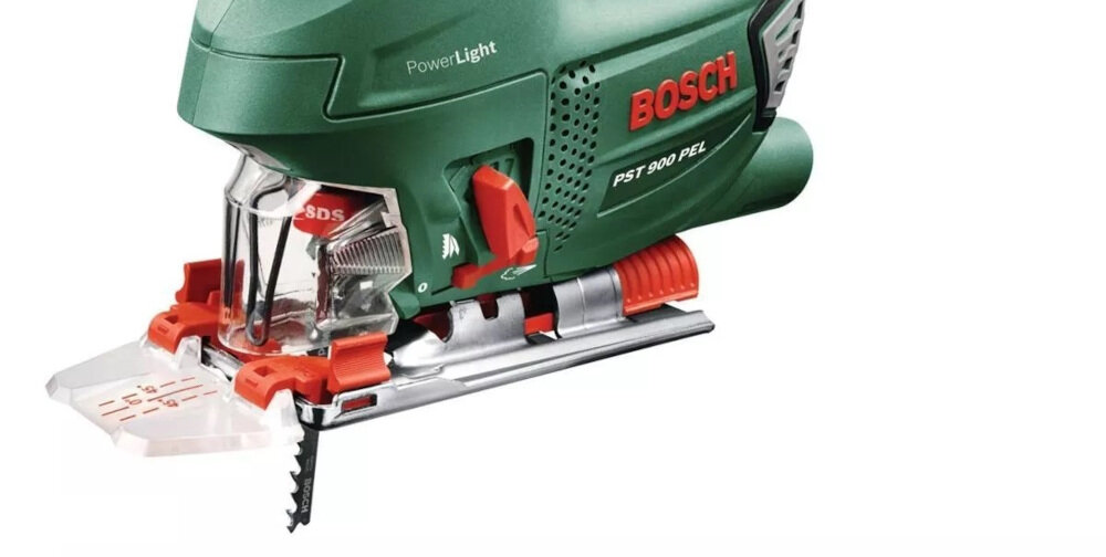 Zielona wyrzynarka z czerwonymi i srebrnymi elementami, z widocznym logo \'BOSCH\' oraz napisami \'PowerLight\' i \'PST 900 PEL\'.