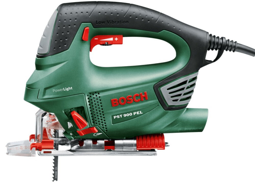 Na obrazie widoczna jest zielona wyrzynarka z czerwonymi elementami, z napisem \'BOSCH PST 900 PEL\' oraz \'PowerLight\'. Urządzenie posiada czarny uchwyt z napisem \'Low Vibration\'.