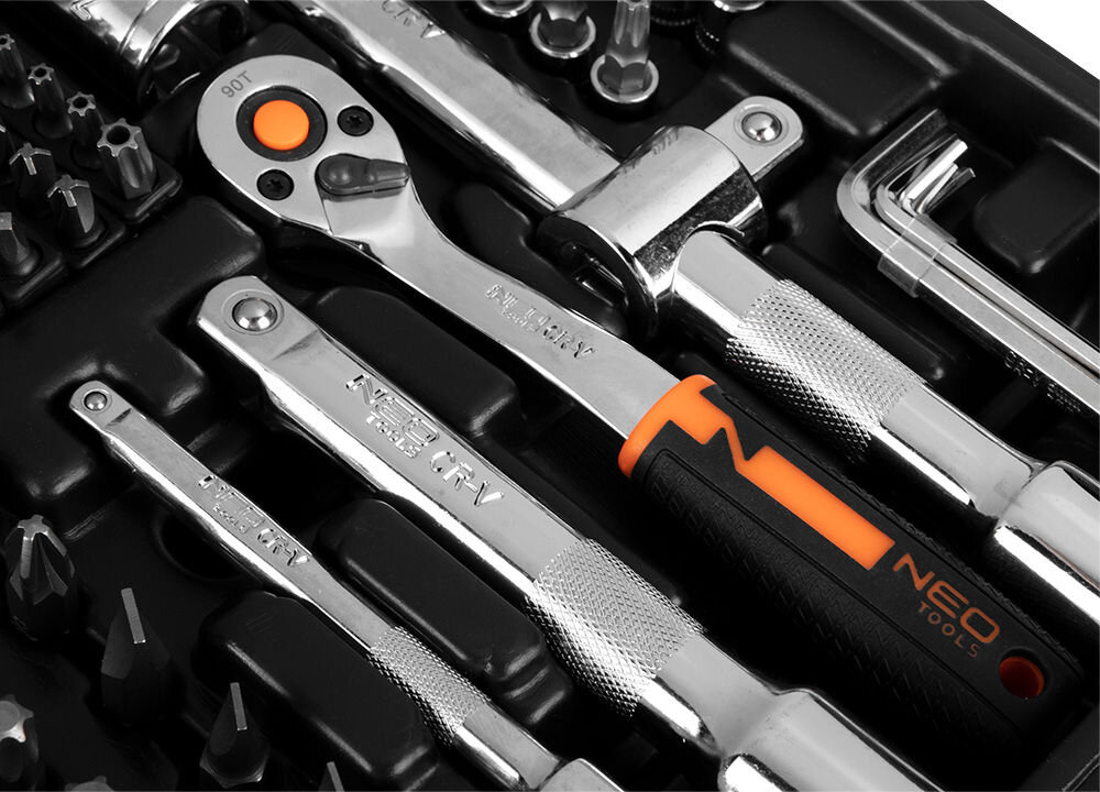 Zestaw narzędziowy z kluczami nasadowymi i grzechotką, na której widnieje napis \'NEO TOOLS\'. Narzędzia są umieszczone w czarnej walizce z wyprofilowanymi miejscami na każdy element.