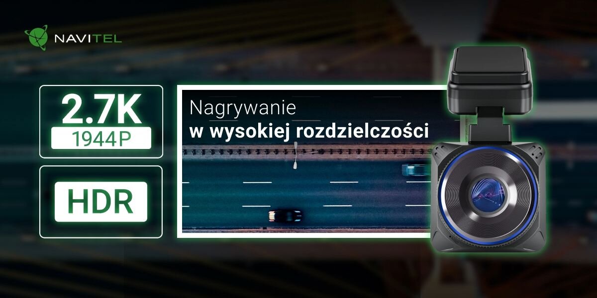 NAVITEL R600 PRO rozdzielczości 2.7K (2592 × 1944 px) Full HD tablic rejestracyjnych, oznakowania drogi, sygnalizacji świetlnej NAVITEL R600 PRO - Kamera samochodowa zaprezentowana na tle trasy i napisów informujących o nagrywaniu w wysokiej rozdzielczości