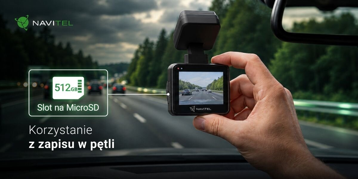 NAVITEL R600 PRO karty microSD o pojemności do 512 GB zapisu w pętli zapełnieniu nośnika nadpisuje najstarsze - Dłoń trzymająca wewnątrz auta włączony rejestrator z podglądem trasy, z oznaczeniem obsługi kart pamięci.