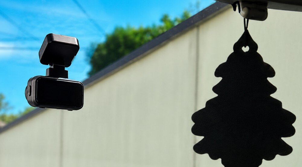Wideorejestrator NAVITEL R88 Pro GPS zamontowany na przedniej szybie samochodu