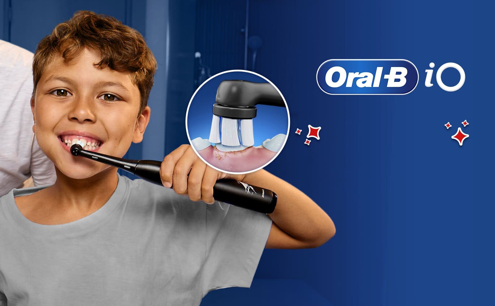 Dziecko używa czarnej szczoteczki elektrycznej, a obok widoczne jest logo \'Oral-B iO\'. Na niebieskim tle znajduje się ilustracja pokazująca działanie szczoteczki na zębach.