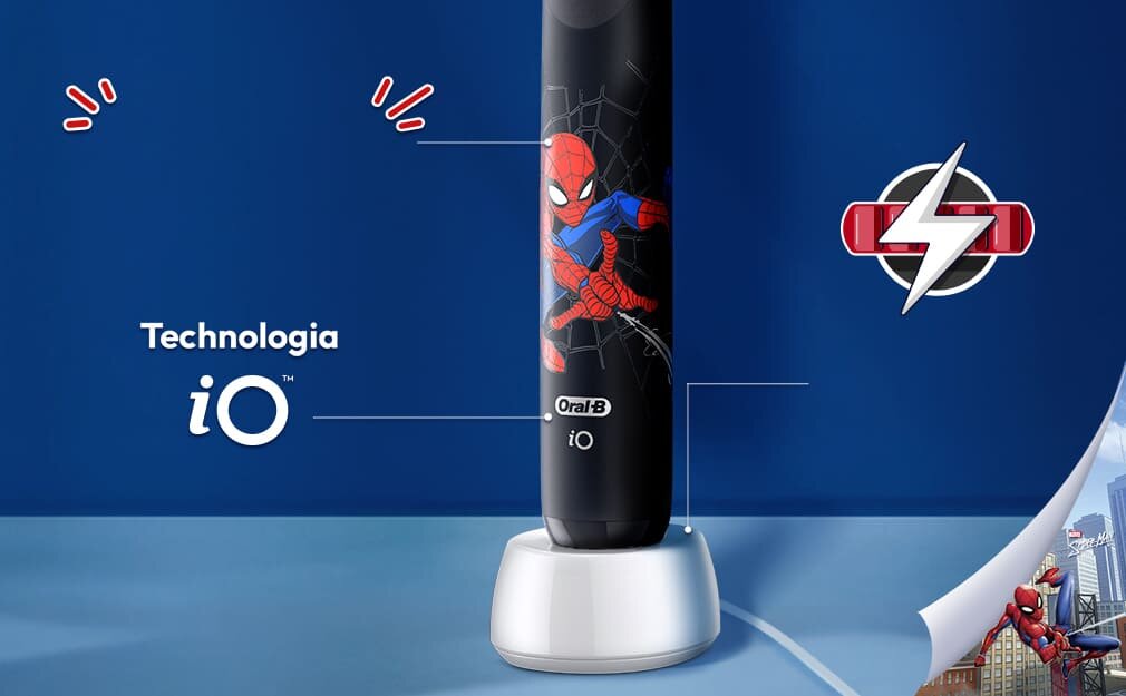 Szczoteczka magnetyczna z motywem Spidermana na ciemnym tle, umieszczona na białej podstawce. Obok widoczny jest napis \'Technologia iO\' oraz logo Oral-B iO.