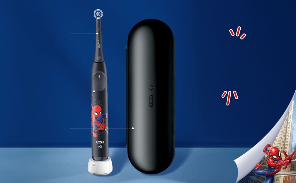 Na niebieskim tle widoczna jest szczoteczka elektryczna z grafiką Spidermana oraz czarne etui z napisem \'Oral-B iO\'. W prawym dolnym rogu znajduje się fragment ilustracji z postacią Spidermana na tle miasta.