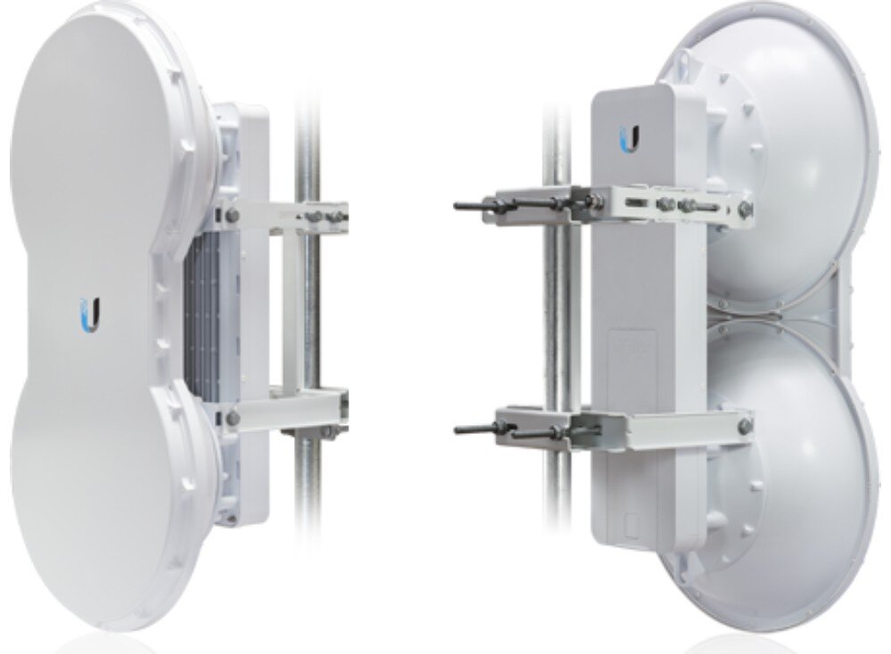 Punkt dostępu UBIQUITI airFiber AF5U Dwa ujęcia białego urządzenia radiowego o charakterystycznym kształcie dwóch połączonych pionowo talerzy pokazujące front i tył z uchwytem