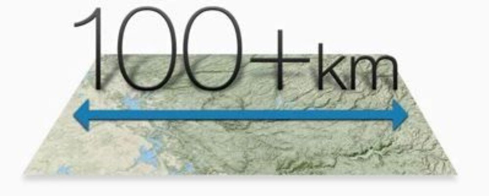 Punkt dostępu UBIQUITI airFiber AF5U Grafika z napisem 100+ km nad mapą terenu i niebieską strzałką symbolizującą zasięg transmisji