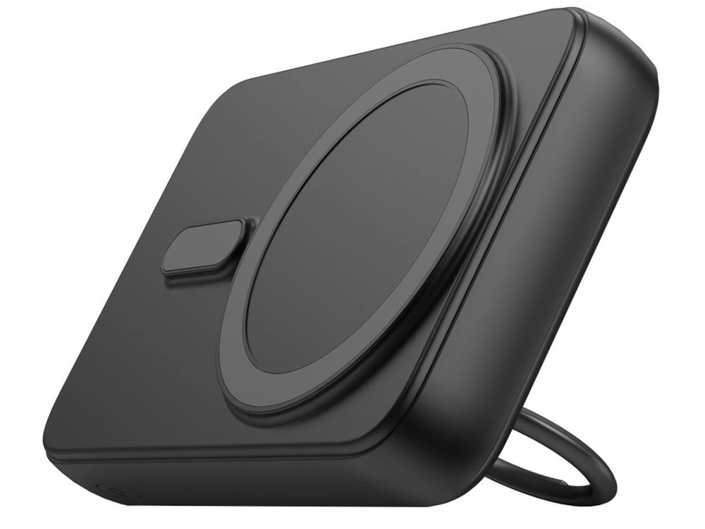Czarny powerbank o kwadratowym kształcie z zaokrąglonymi krawędziami i okrągłym elementem na powierzchni. Widoczny jest również mały przycisk na obudowie.