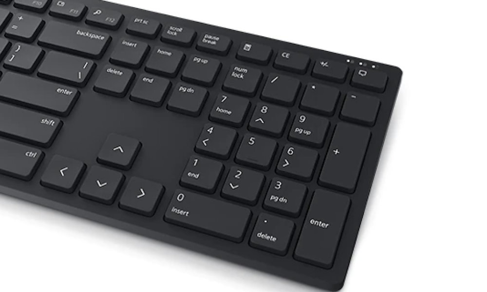 Czarna klawiatura z widocznym blokiem numerycznym i klawiszami funkcyjnymi. Na klawiszach znajdują się napisy takie jak \'num lock\', \'enter\', \'delete\'.