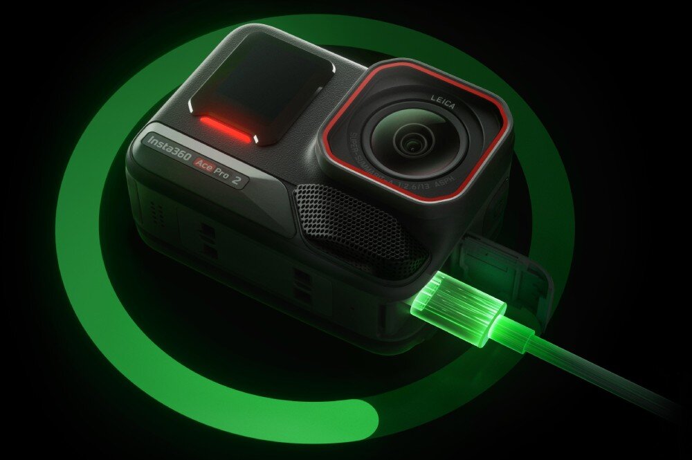 Kamera sportowa z widocznym obiektywem i napisem \'Insta360 Ace Pro 2\'. W tle zielony okrąg i podłączony zielony kabel.