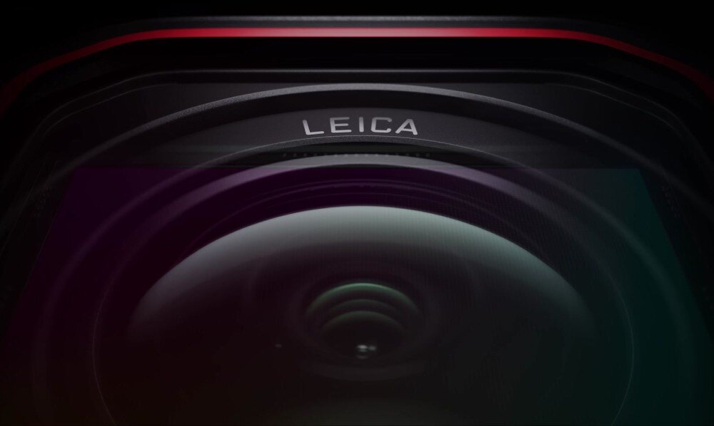 Zbliżenie na obiektyw kamery z widocznym napisem \'LEICA\'.