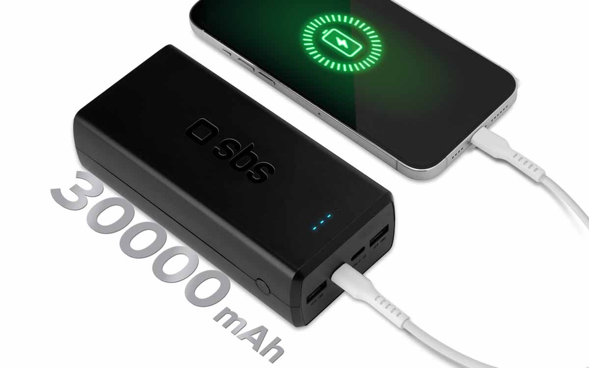 Na obrazie widoczny jest czarny powerbank z logo \'sbs\' oraz napisem \'30000 mAh\', podłączony do smartfona z zieloną ikoną ładowania na ekranie.